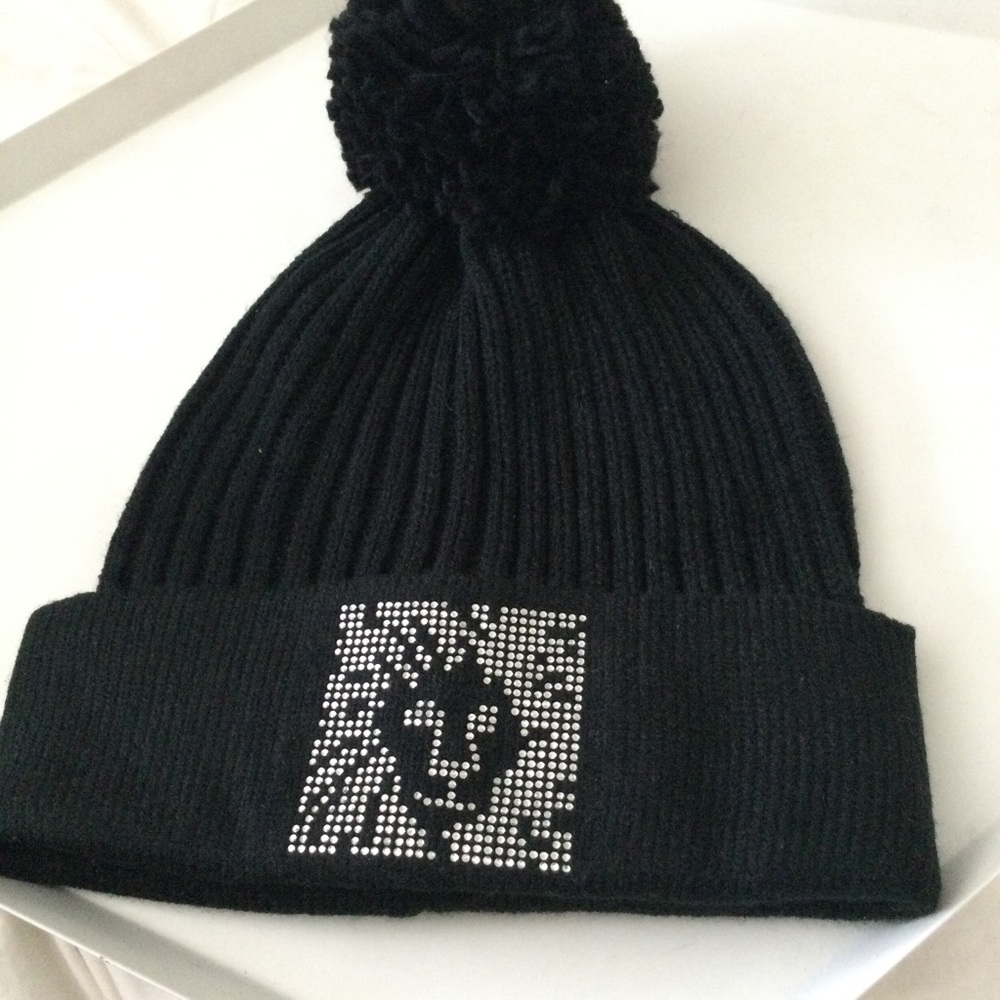 COPY - ANNE KLEIN ACRYLIC KNIT BEANIE WITH POM POM CRYSTAL LION LOGO BLACK OS